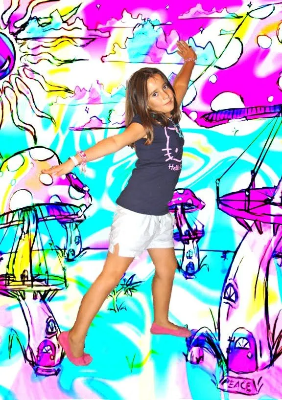 Con el tiempo en mis brazos: Niña que baila con el mundo al fondo Con el tiempo en mis brazos: Niña que baila con el mundo al fondo