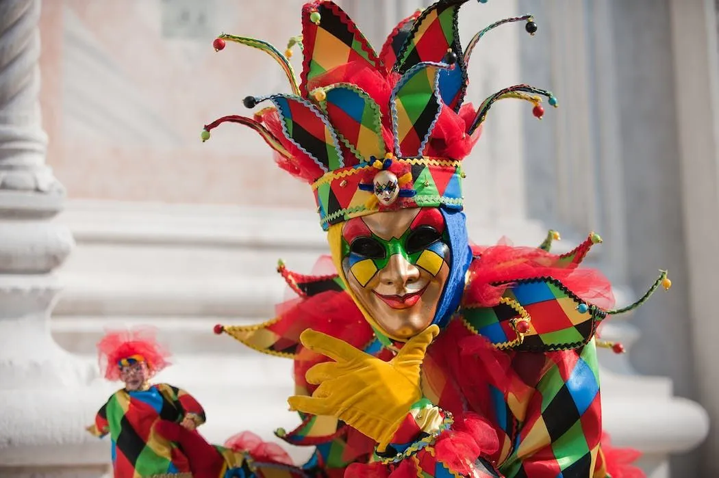 Un bricolage Arlequin pour le carnaval : de quoi remplir de mille couleurs  les chambres et classes des mômes ! | MOMES