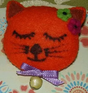 otro broche de fieltro esta vez un gatito