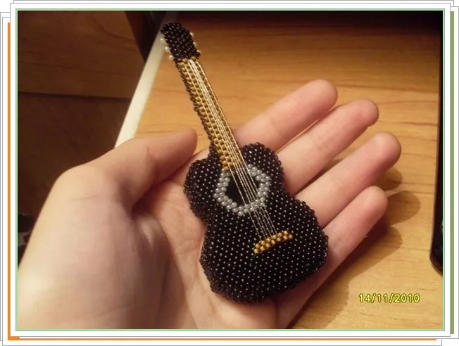 Como hacer un Broche-Guitarra de Mostacillas - enrHedando