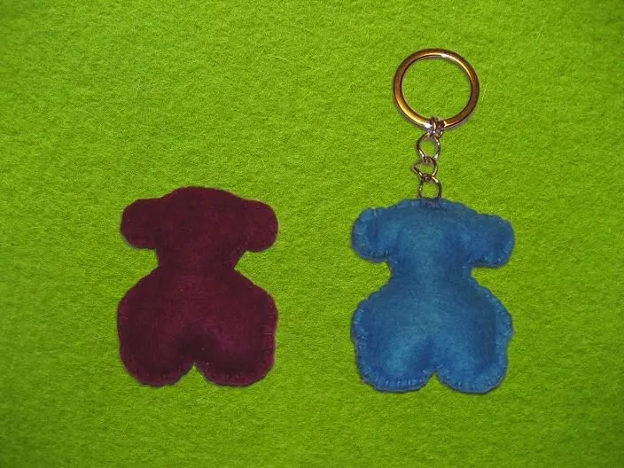 Broche y llavero de oso, realizados en fieltro con relleno de guata. Broche y llavero de oso, realizados en fieltro con relleno de guata.