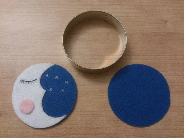 Broche de fieltro de luna | Tarta de manzana Broche de fieltro de luna | Tarta de manzana