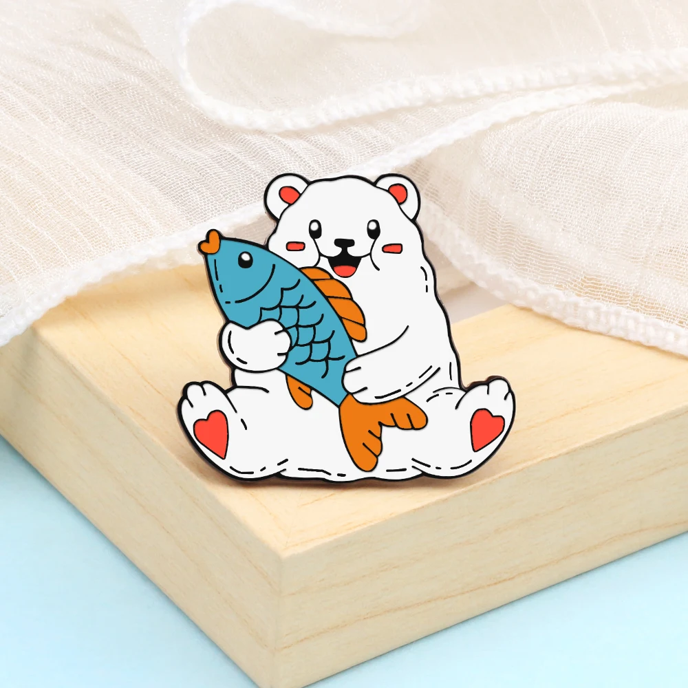 Broche de oso Polar feliz abrazando peces de dibujos animados, alfileres, bonitos osos blancos grandes, insignias de esmalte sentado, Pin de solapa de mezclilla, regalo de joyería para niños - AliExpress Broche de oso Polar feliz abrazando peces de dibujos animados, alfileres, bonitos osos blancos grandes, insignias de esmalte sentado, Pin de solapa de mezclilla, regalo de joyería para niños - AliExpress