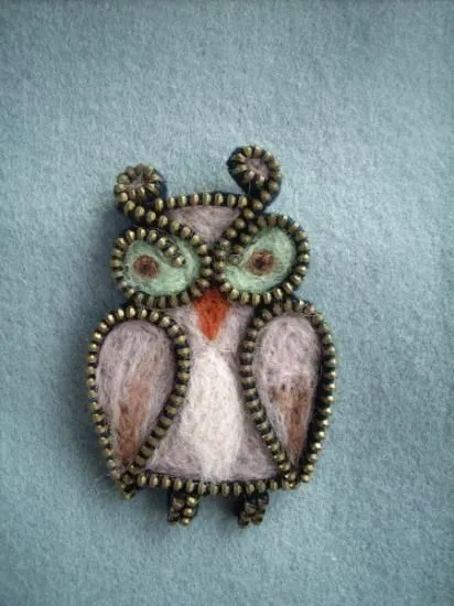 Broche realizado totalmente a mano con cremalleras y lana de ...