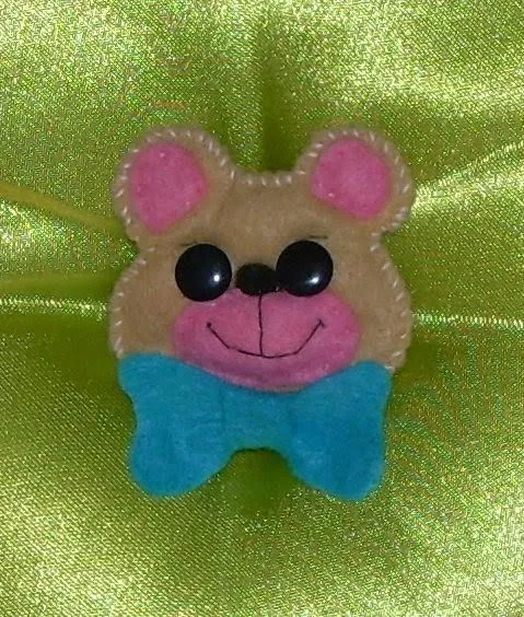 un brochecito de fieltro que es un oso de peluche un brochecito de fieltro que es un oso de peluche
