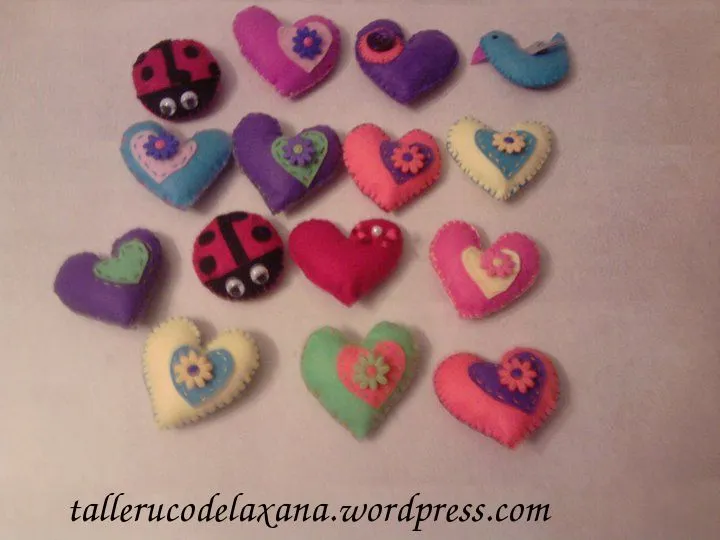 Broches de corazones de fieltro | Talleruco de la Xana