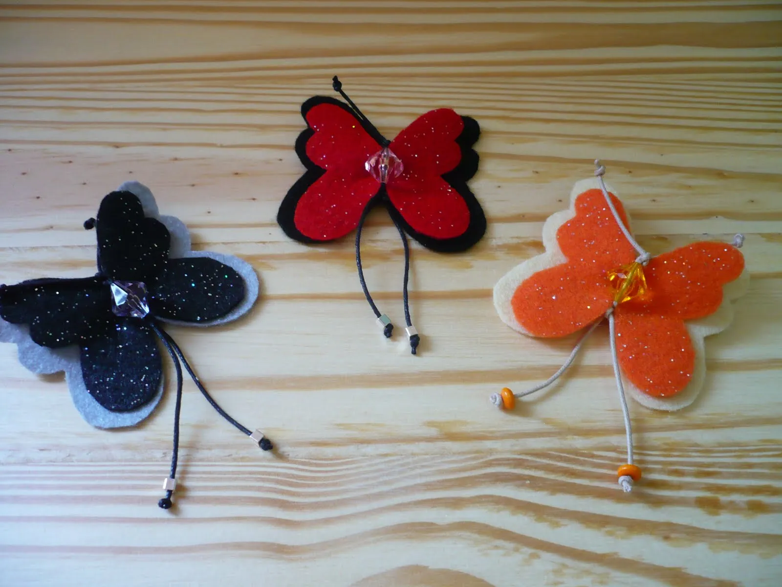 dos broches de fieltro de gatitos. Aprovechando el dibujo de los ...