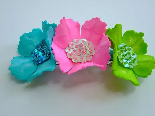 Broches con flores de goma eva hechos por Thais Barreto en ...