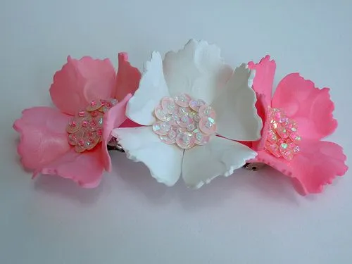 Broches con flores de goma eva hechos por Thais Barreto en ... Broches con flores de goma eva hechos por Thais Barreto en ...