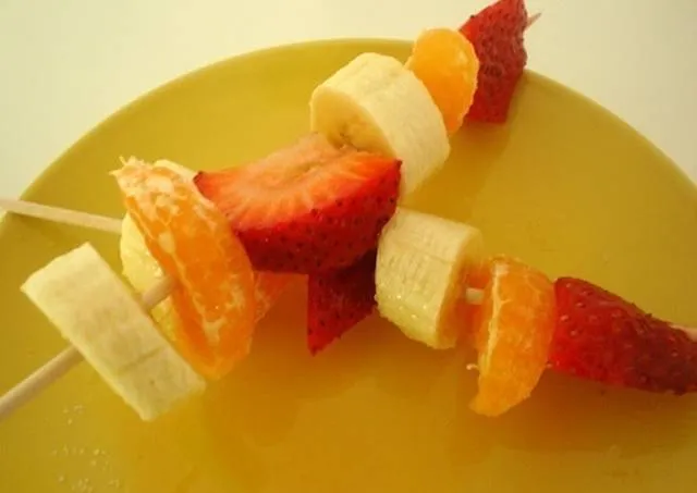 Brocheta de fruta fresca Receta de Ari - Cookpad