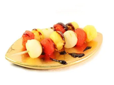 Brochetas de fruta y queso - comida sana