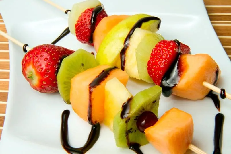 5 brochetas de frutas fáciles - Recetín