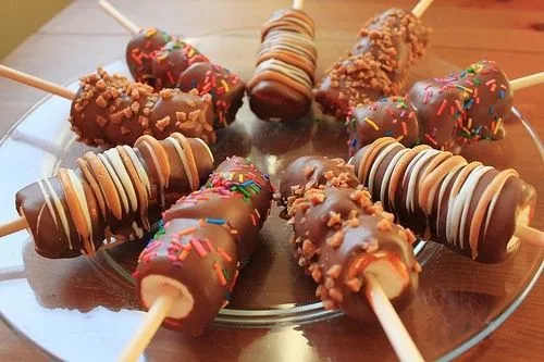 Brochetas de malvaviscos cubiertas de chocolate. | Brochetas ...