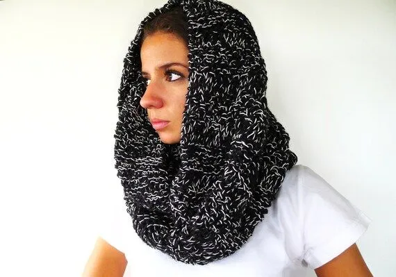 Bufanda capucha negra para mujer. Bufandas de lana por KEENbyAM Bufanda capucha negra para mujer. Bufandas de lana por KEENbyAM