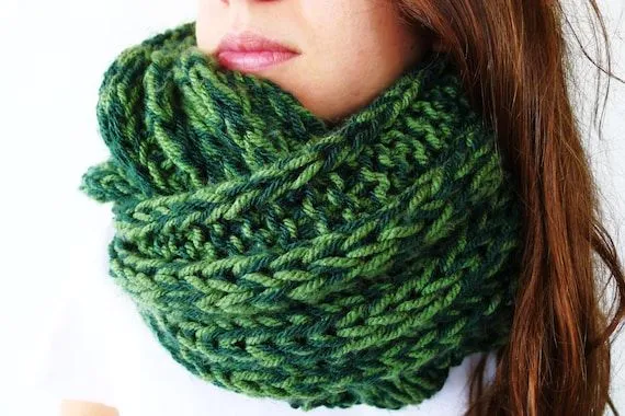 Bufanda infinity verde hecha a mano. Cuellos de punto por KEENbyAM Bufanda infinity verde hecha a mano. Cuellos de punto por KEENbyAM