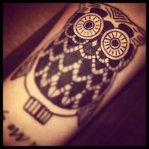Buho blanco y negro | body paint | Pinterest
