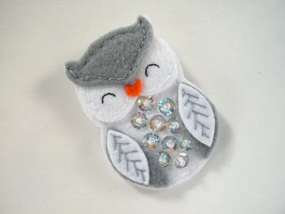 Buho de fieltro / gris y blanco / ave broche de fielro por ynelcas Buho de fieltro / gris y blanco / ave broche de fielro por ynelcas