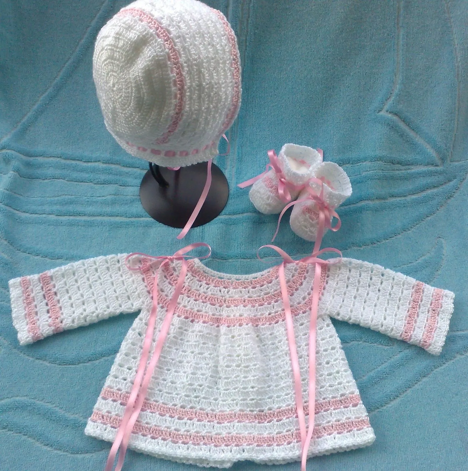 by crochetbebe in Conjuntos de bébé , Jersey + Gorrito + Patucos