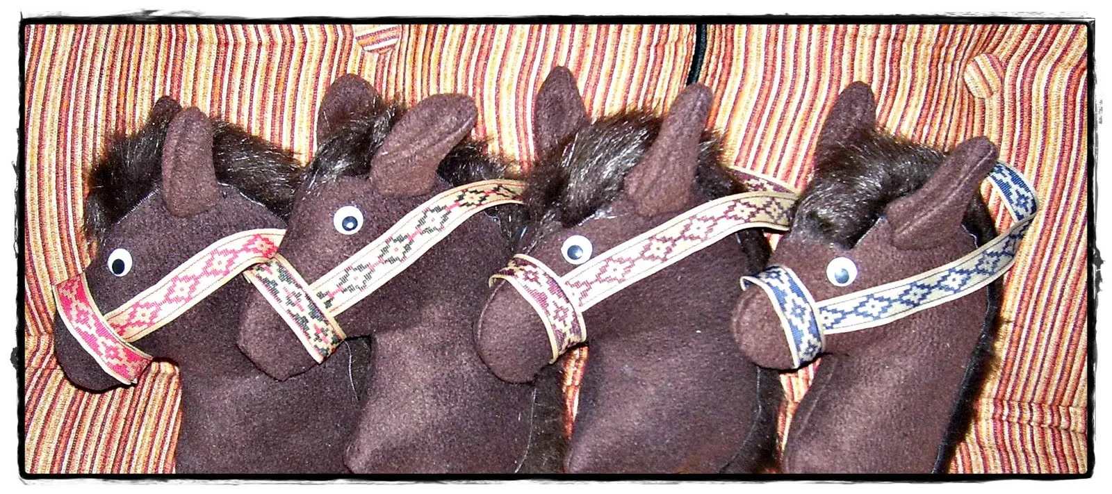Caballito de tela con palo de madera para niños .Caballo de tela. - ARTE DE RECREAR Caballito de tela con palo de madera para niños .Caballo de tela. - ARTE DE RECREAR