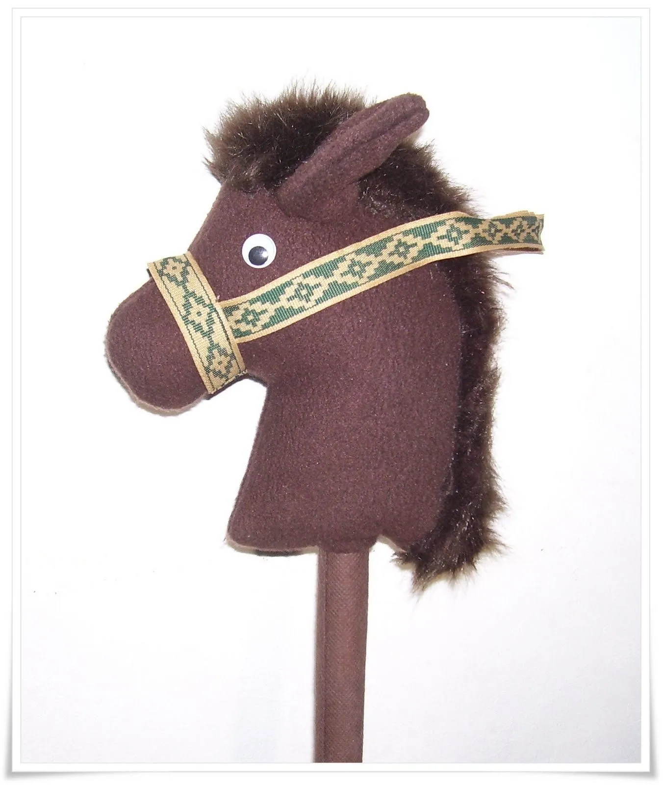 Caballito de tela con palo de madera para niños .Caballo de tela. - ARTE DE RECREAR Caballito de tela con palo de madera para niños .Caballo de tela. - ARTE DE RECREAR