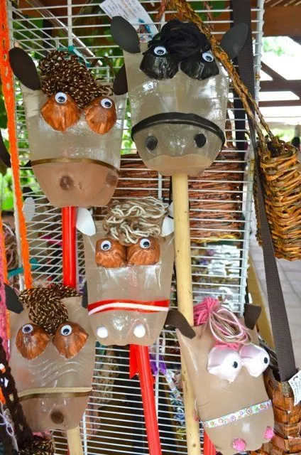 Estos caballitos de palo están hechos de botellas de plástico de ... Estos caballitos de palo están hechos de botellas de plástico de ...