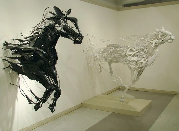 CABALLOS ATRAVESANDO PARED. ESCULTURA MÓVIL EN BLANCO Y NEGRO ... CABALLOS ATRAVESANDO PARED. ESCULTURA MÓVIL EN BLANCO Y NEGRO ...