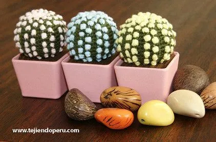 Cactus fantasía redondo con espinas en colores pastel tejido a ... Cactus fantasía redondo con espinas en colores pastel tejido a ...