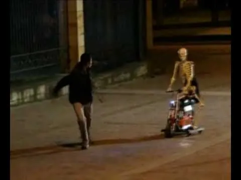 Tambien caeras - Esqueleto en moto - YouTube Tambien caeras - Esqueleto en moto - YouTube