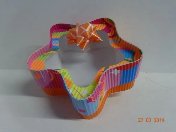 Caja en cartón corrugado metalizado en forma de corazón ... Caja en cartón corrugado metalizado en forma de corazón ...