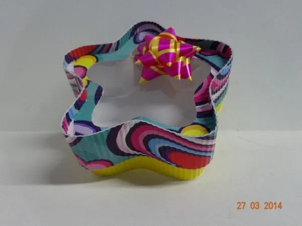 Caja en cartón corrugado metalizado en forma de corazón ...