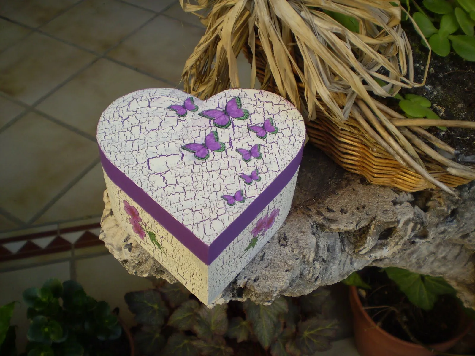 Caja en forma de corazón,craquelada y decoupage mariposas lilas Caja en forma de corazón,craquelada y decoupage mariposas lilas