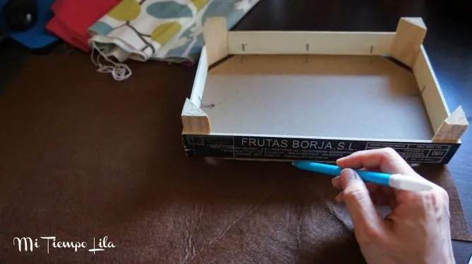 Caja de madera (de fresas o cerezas) decorada con telas en la ...