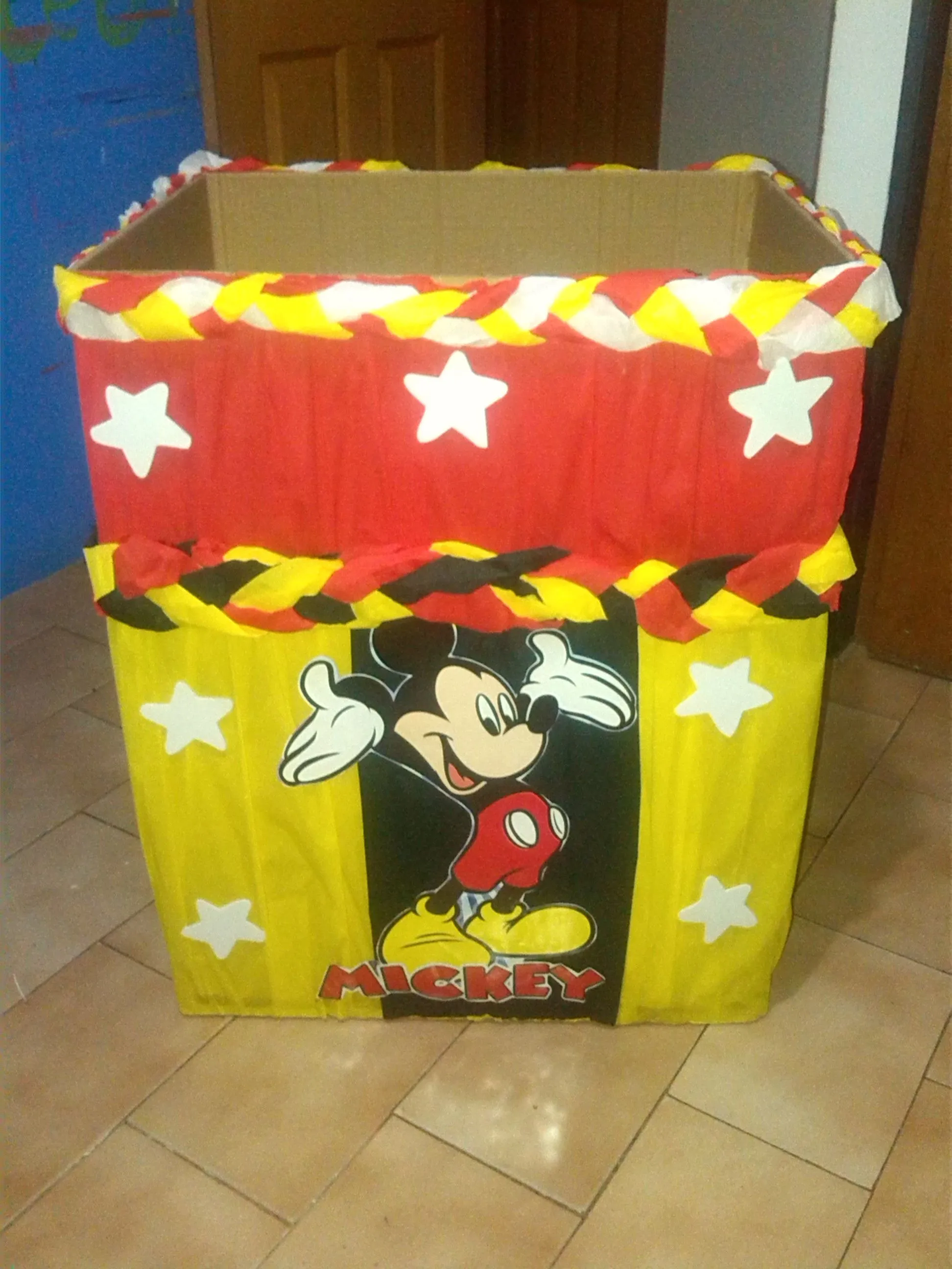 caja de regalo papel crepe y foami | Toy chest, Decor, Toys caja de regalo papel crepe y foami | Toy chest, Decor, Toys