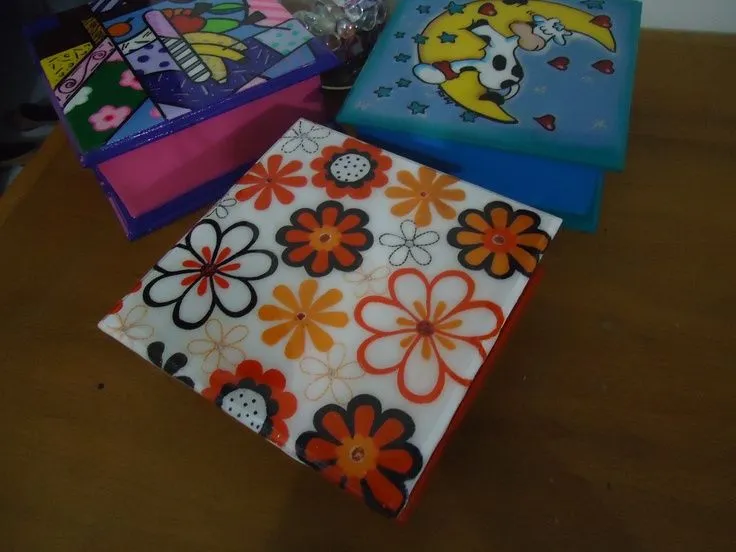Cajas pintadas a mano, resinadas para guardar las servilletas ... Cajas pintadas a mano, resinadas para guardar las servilletas ...