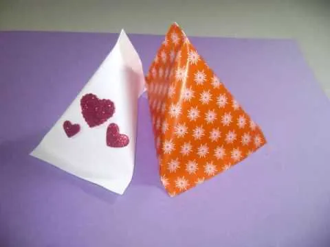 Cómo hacer una cajita para dulces con papel reciclado - YouTube