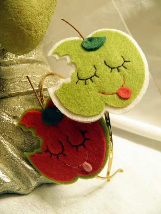 Cajita de Fieltro: A la rica Manzana!!! Diademas, broches y pinzas... Cajita de Fieltro: A la rica Manzana!!! Diademas, broches y pinzas...
