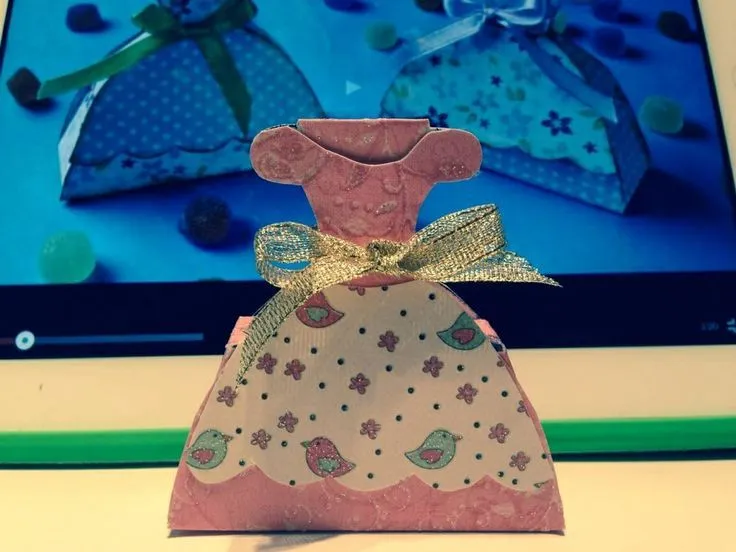 Cajita con forma de vestido | CAJAS Y BOLSAS DE PAPEL DECORADAS ... Cajita con forma de vestido | CAJAS Y BOLSAS DE PAPEL DECORADAS ...