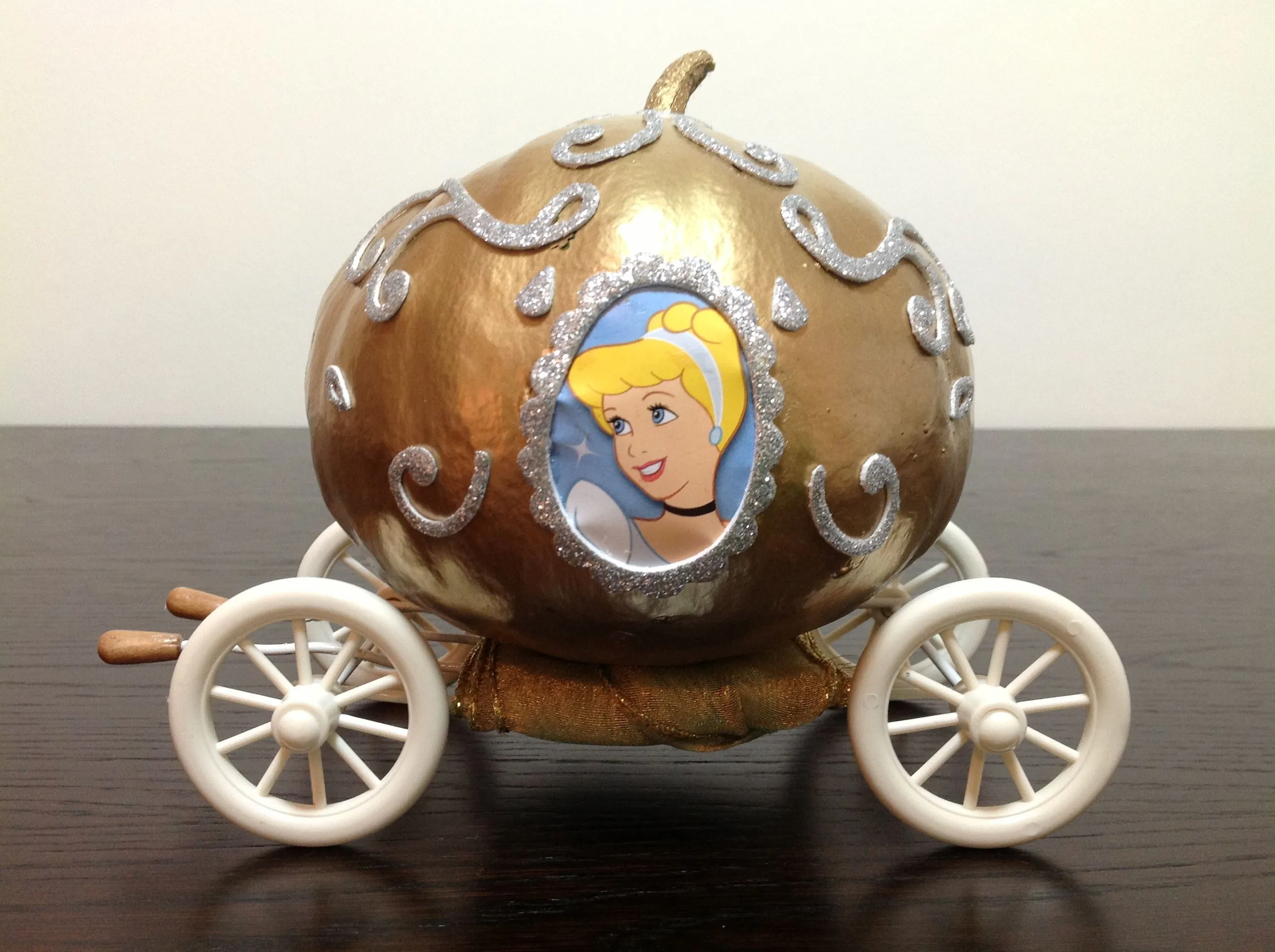 Calabaza-carroza Cenicienta | Calabazas pintadas, Calabazas, Manualidades
