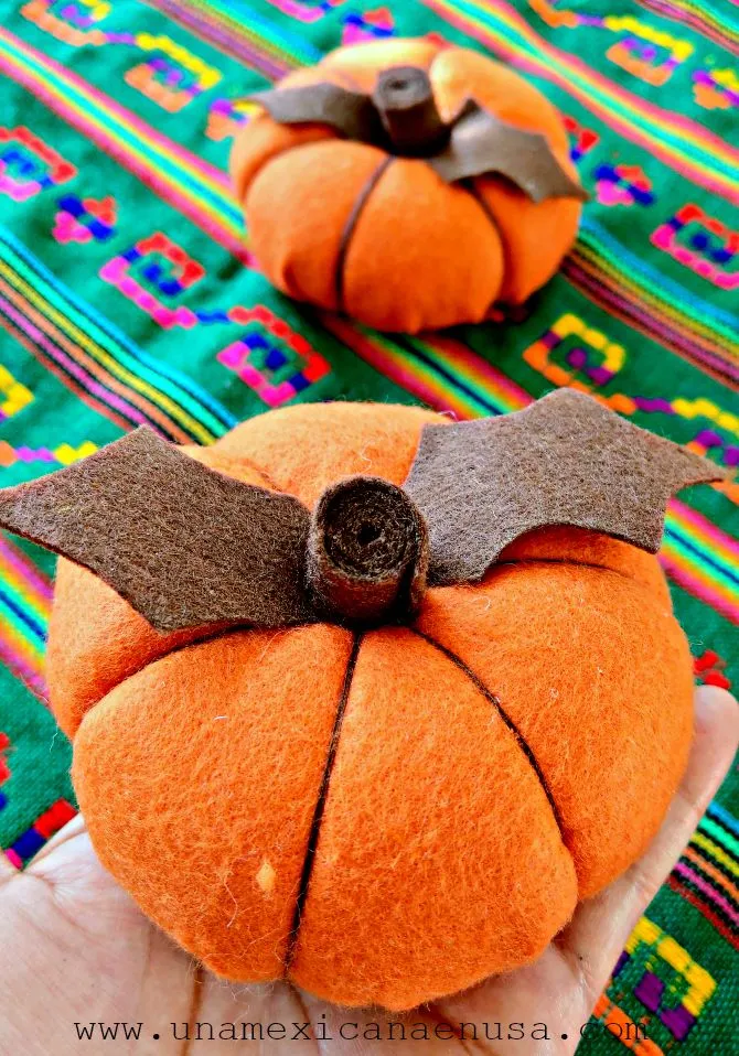 Cómo hacer calabazas con fieltro – Una Mexicana en USA Cómo hacer calabazas con fieltro – Una Mexicana en USA