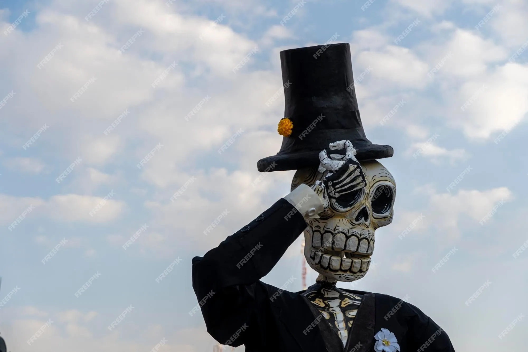 Calaveras gigantes de papel vestidas con traje negro en el cielo azul de fondo con nubes | Foto Premium Calaveras gigantes de papel vestidas con traje negro en el cielo azul de fondo con nubes | Foto Premium