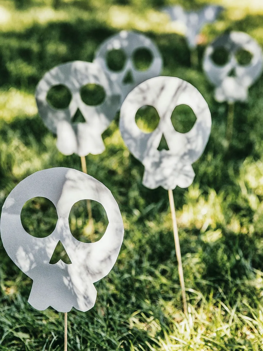 Calaveras de papel para decorar el jardín en Halloween