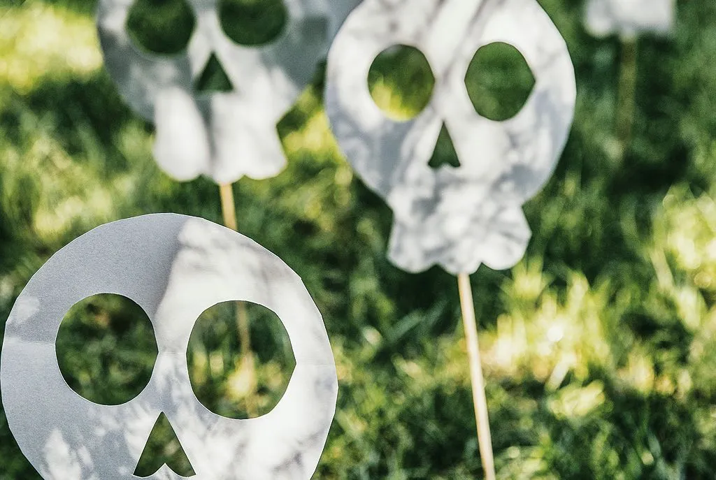 Calaveras de papel para decorar el jardín en Halloween