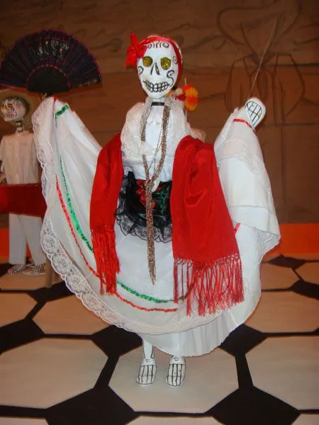 Calaveras vestidas de vestidos tradicionales - Imagui