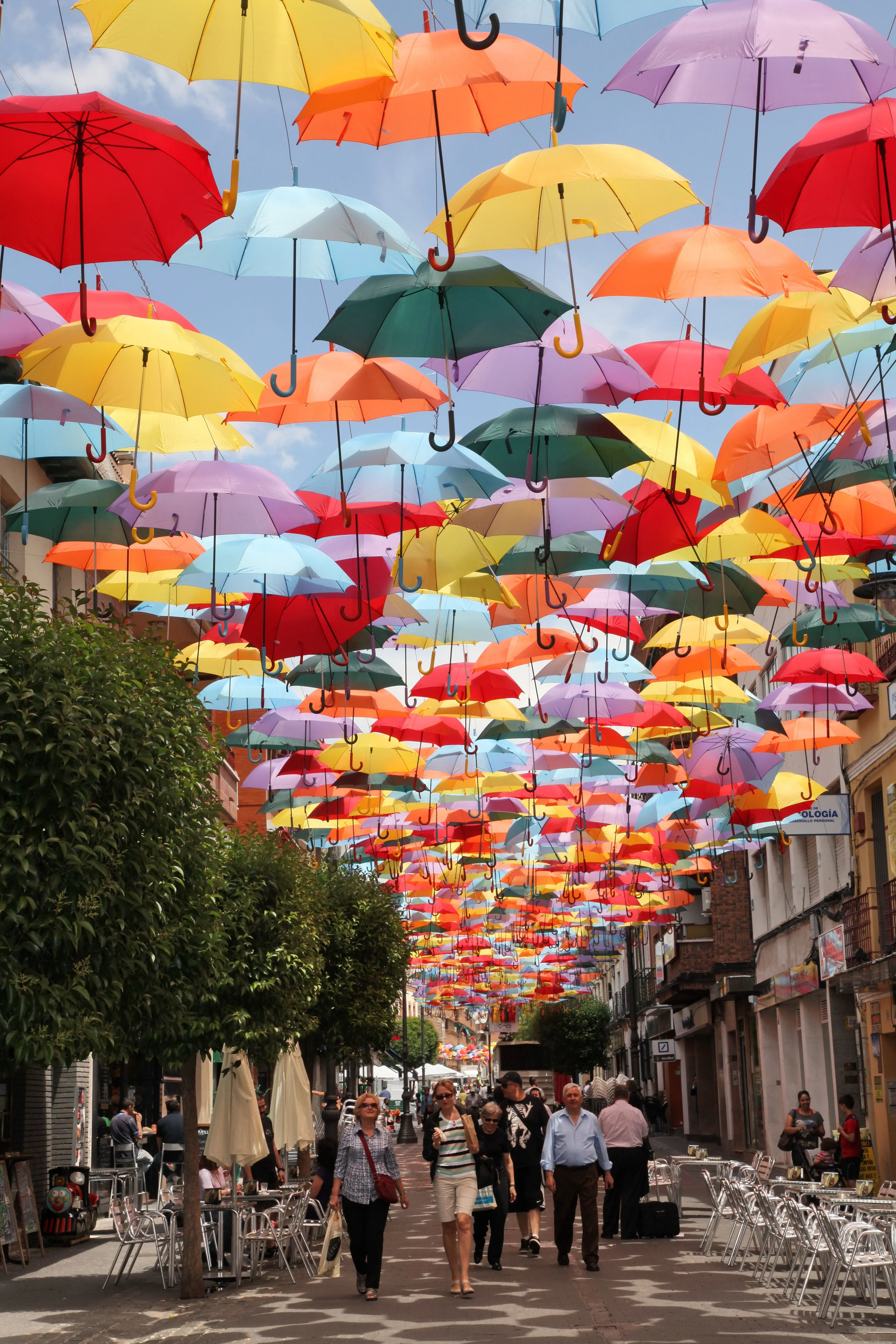 La calle Madrid se cubre de paraguas de colores para potenciar el ... La calle Madrid se cubre de paraguas de colores para potenciar el ...