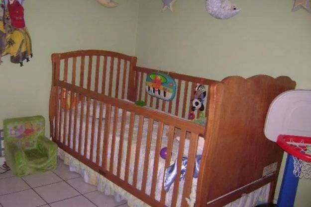 Cama cuna twin (incluye matress) y armario en madera sólida ambos ... Cama cuna twin (incluye matress) y armario en madera sólida ambos ...