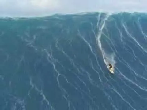 Cámara capta la ola gigante que arrebató la vida a surfer en Hawai ... Cámara capta la ola gigante que arrebató la vida a surfer en Hawai ...