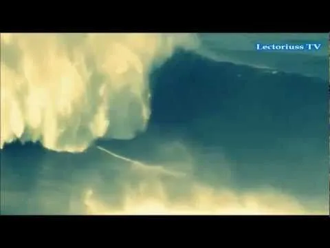 Cámara capta la ola gigante que arrebató la vida a surfer en Hawai ... Cámara capta la ola gigante que arrebató la vida a surfer en Hawai ...
