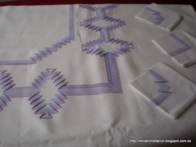 Mi Camino Blanco: Mantel de punto yugoslavo azul Mi Camino Blanco: Mantel de punto yugoslavo azul