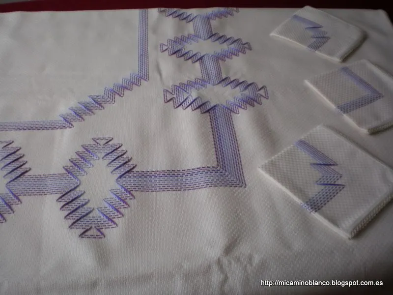 Mi Camino Blanco: Mantel de punto yugoslavo azul Mi Camino Blanco: Mantel de punto yugoslavo azul