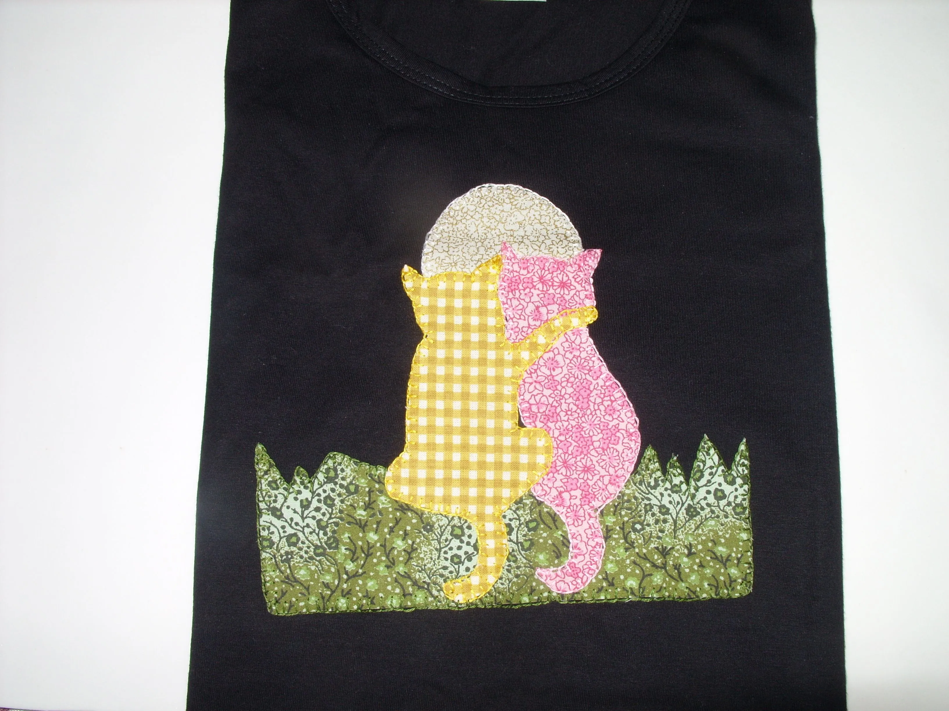 Camiseta com casal de gatinhos em patchwork Camiseta com casal de gatinhos em patchwork
